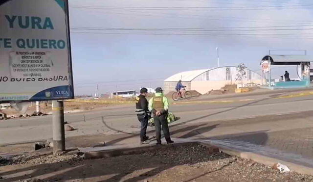 Hasta el lugar llegaron miembros de la Policía Nacional para acordonar la zona e iniciar las investigaciones. Foto: Captura Radio Yaraví