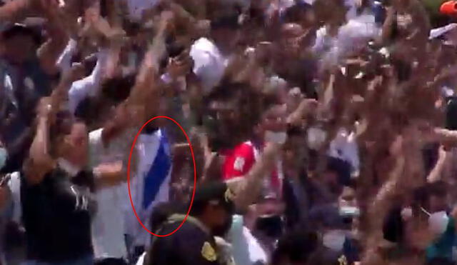 El gol de Alianza Lima puso a celebrar a un hincha que estaba con la camiseta de Alianza Atlético. Foto: captura Gol Perú