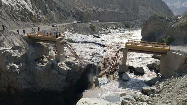 El puente El Chorro 2 colapsó la madrugada del viernes 4 de febrero debido al incremento del caudal de la cuenca del río Tambo. Foto: difusión