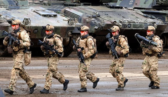 "El objetivo es desarrollar un ejército poderoso, avanzado y que nos proteja de una manera fiable", argumentó el canciller de Alemania. Foto: AFP