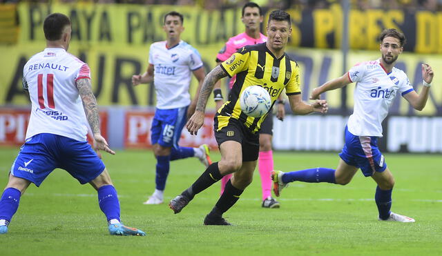 Peñarol se fue al descanso ganando 1-0 a Nacional. Foto: EFE