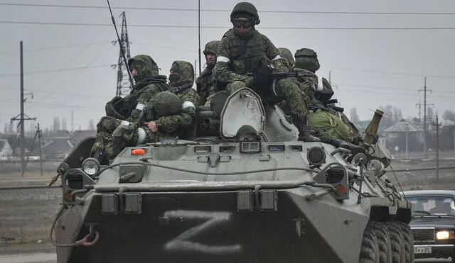 El ciudadano ucraniano se envalentonó y quiso frenar con su humanidad el tránsito del tanque ruso. Foto: EFE. Video: CNN.