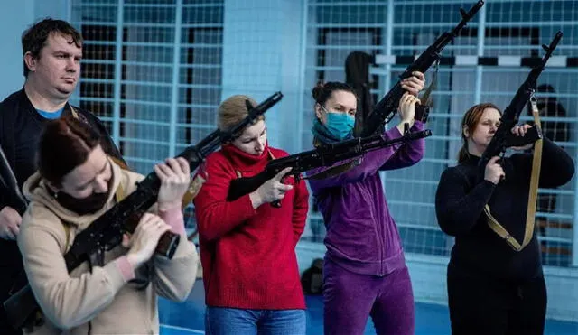 Un grupo de mujeres reciben entrenamiento militar en uno de los barrios de Kiev donde van a integrar la defensa popular. Foto Raión de Pechersk