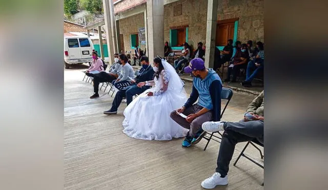 La pareja dejó la celebración de su matrimonio por un momento, con el fin de apresurarse para recibir sus dosis correspondiente contra el coronavirus. Foto: captura de Twitter