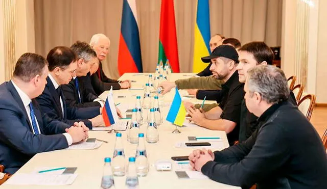 Delegaciones de Rusia y Ucrania comenzaron este lunes sus primeras negociaciones desde el inicio de la invasión lanzada hace 5 días por las tropas de Moscú. Foto: EFE