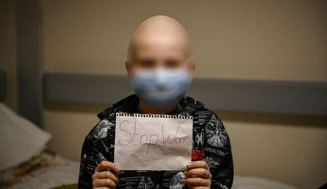 Niños con cáncer protestan en sótanos de Kiev. Foto: AFP