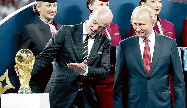 Eso acabó. Una fotografía que refleja el trato cordial que mantuvieron Gianni Infantino y Vladímir Putin a lo largo del 2018. Foto: difusión