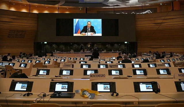 El diplomático solo se presentó por videollamada. Su representación en Ginebra acusó que las sanciones al espacio aéreo de Rusia le impidieron llegar. Foto: composición LR/AFP