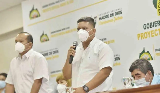 Gonzáles juramentó a 24 nuevos funcionarios. Foto: Gobierno Regional de Madre de Dios