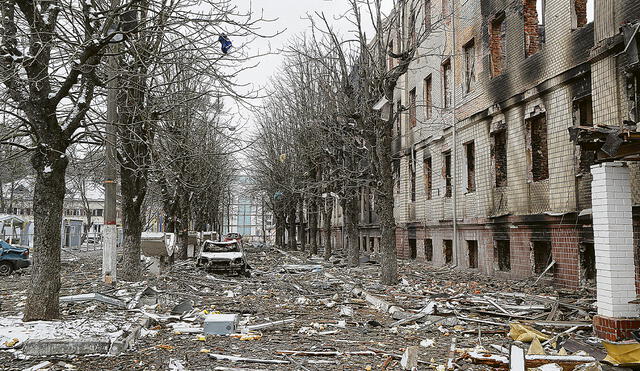 Bombardeos. Así quedaron las instalaciones militares en Brovary, muy cerca de la capital de Ucrania, Kiev. Más de 400 misiles han impactado en objetivos militares y civiles ucranianos. Foto: EFE