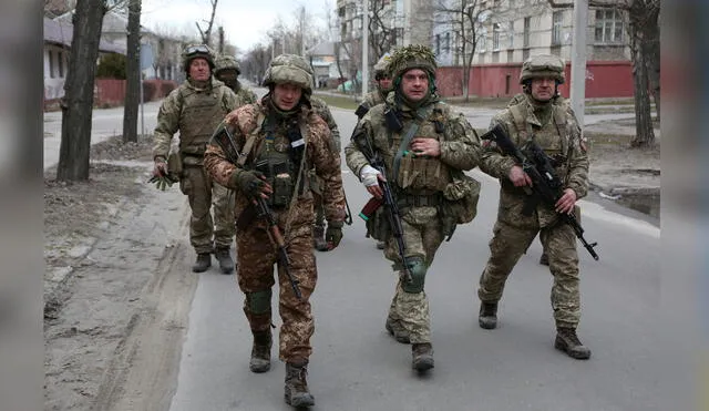 Zelenski llamó a luchar "codo a codo con los ucranianos contra los invasores del siglo XXI". Foto: AFP