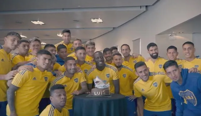 Luis Advíncula se tomo una foto con sus compañeros de Boca Juniors. Foto: captura de Twitter