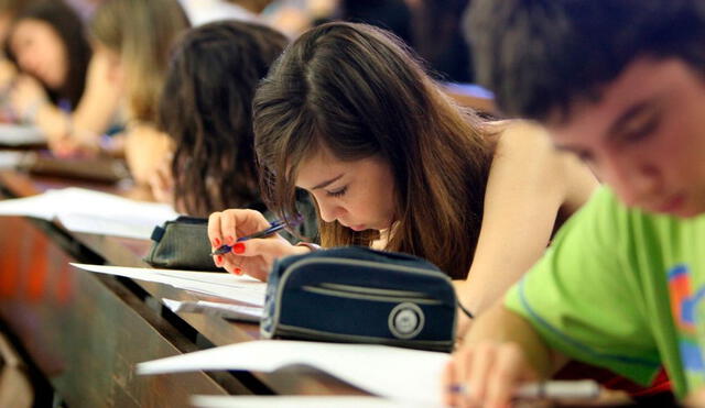 Las y los estudiantes suelen caer en la procrastinación y aplazar sus actividades, reemplazándolas por otras más placenteras. Foto: EFE