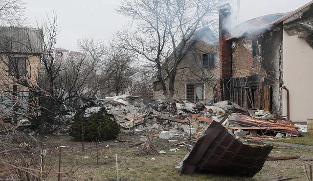 Restos de un avión militar derribado la noche del 25 de febrero de 2022 en Kiev, Ucrania. Foto: EFE