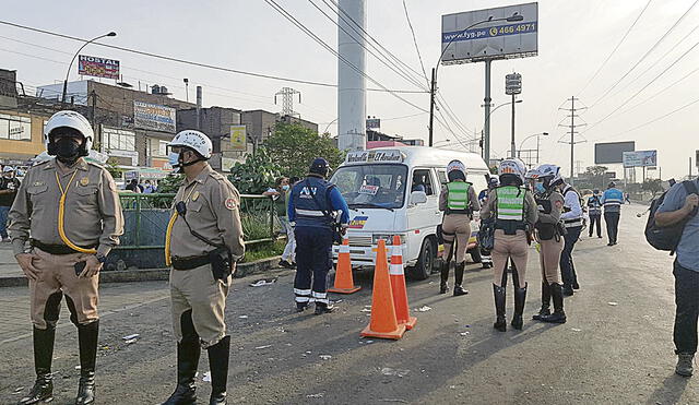 Recién actúan. Policías de tránsito realizaron en distintos paraderos de Lima un operativo para erradicar a las combis y colectivos que hacen viajes informales. Foto: difusión Recién actúan. Policías de tránsito realizaron en distintos paraderos de Lima un operativo para erradicar a las combis y colectivos que hacen viajes informales. Foto: difusión