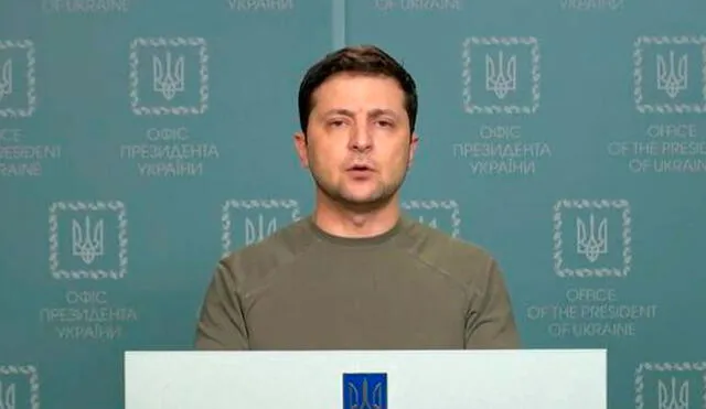 Volodimir Zelenski indicó que tanto él como su familia permanecen en Ucrania aunque Moscú lo haya identificado a él como el “objetivo número uno”. Foto: AFP