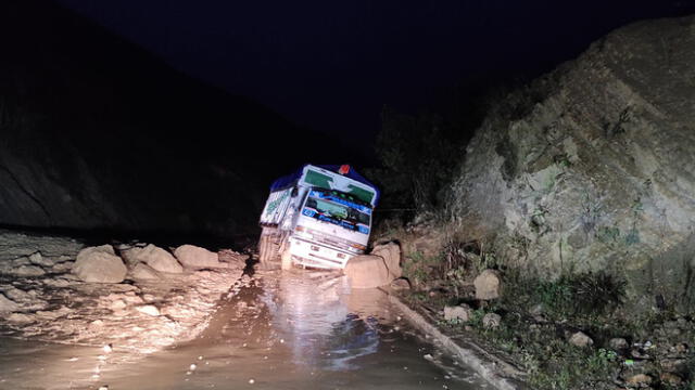 Torrencial lluvia ocasionó el deslizamiento de lodo y piedras en la vía Chota Chiclayo. Foto: LR.