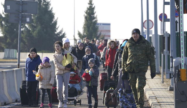 La Acnur ha indicado que la mayoría de ucranianos está huyendo hacia Polonia con el fin de huir de la violencia. Foto: AFP