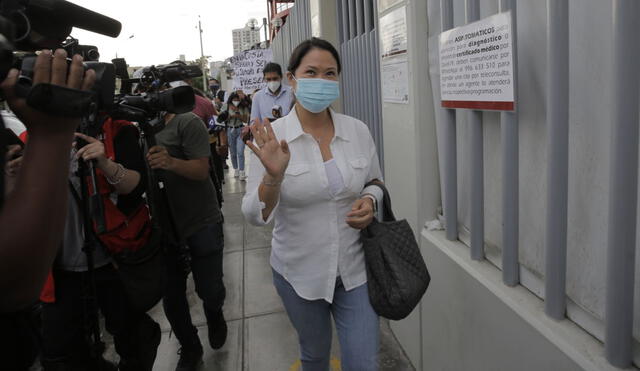Keiko Fujimori se acercó a clínica Centenario en Pueblo Libre. Foto: Gerardo Marín