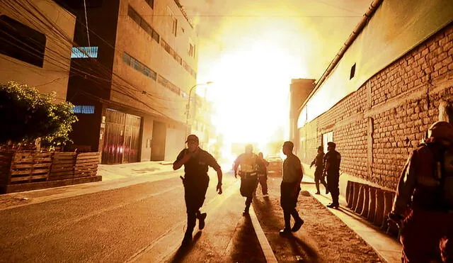 Peligro. Se registraron explosiones que elevaron las lenguas de fuego varios metros. Foto: Andina