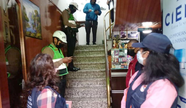 Arequipa. Huéspedes tuvieron que mostrar sus documentos durante operativo. Foto: Ministerio Público