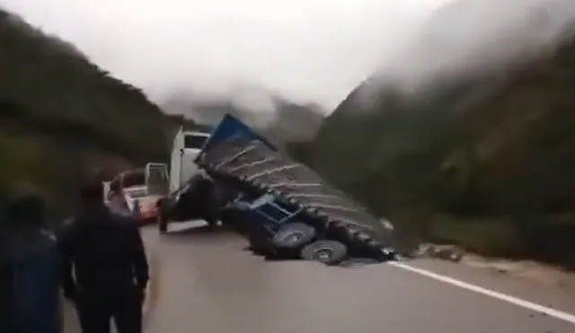 Tras la caída del camión, varias de las personas que esperaban en la carretera se aproximaron a ver el lamentable hecho. Foto: captura La Teve