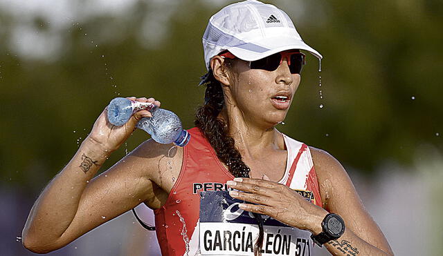 Intenso. Kimberly García se hidrata en plena competencia y ante la exigencia de rivales. Foto: difusión