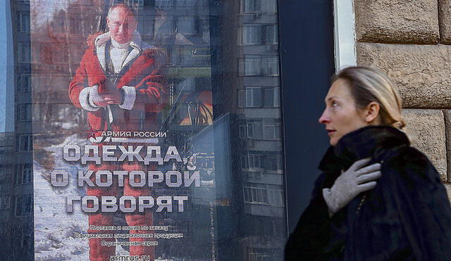 En vitrina. Un cartel con la imagen de Putin en Moscú.