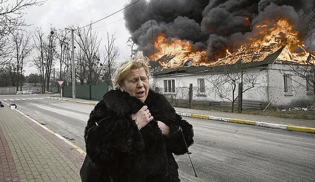 Drama. Una mujer reacciona frente a una casa en llamas después de ser bombardeada en la ciudad de Irpin, en las afueras de Kiev. Más de 1,2 millones de personas han huido de Ucrania. Foto: AFP