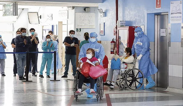 De alta. Hospitalizaciones se reducen en Lima y regiones. Foto: Antonio Melgarejo/ La República