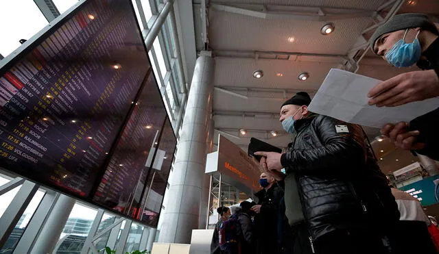 Pasajeros este sábado en un aeropuerto de Moscú pese al cierre del espacio aéreo para las aerolíneas rusas ordenado por algunos países occidentales. Foto: AFP