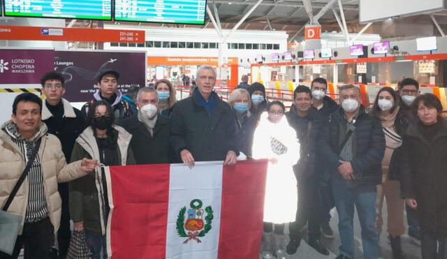 Consulado de Perú en Kiev embarcó (el 1 de marzo) por tren a 24 peruanos desde la capital del país en guerra. Foto: Cancillería