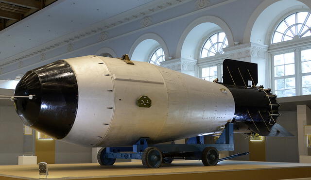 En el 70 aniversario de la industria nuclear de Rusia se mostró una maqueta de la bomba Tsar Bomb. Foto: Alexander Nemenov / AFP