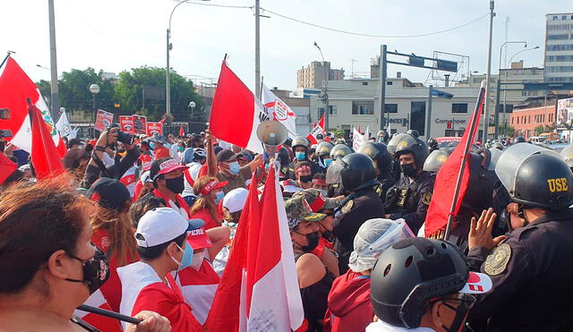 Manifestantes a favor de la vacancia de Pedro Castillo iniciaron el recorrido en Campo de Marte. Foto: La República