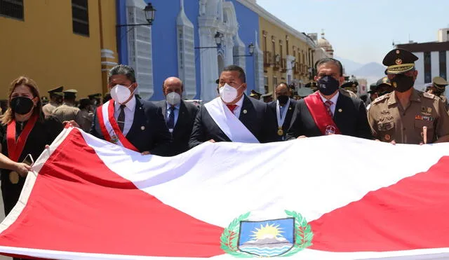 Autoridades políticas y militares hicieron un paseo de la bandera en la plaza de armas de Trujillo. Foto: MPT