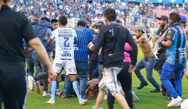 Los enfrentamientos entre ambas barras dejaron víctimas mortales tras la suspensión del partido de la Liga MX. Foto: Querétaro vs. Atlas se suspendió en el segundo tiempo cuando los zorros ganaban 1-0. Foto: Twitter @MetropolitanoAg