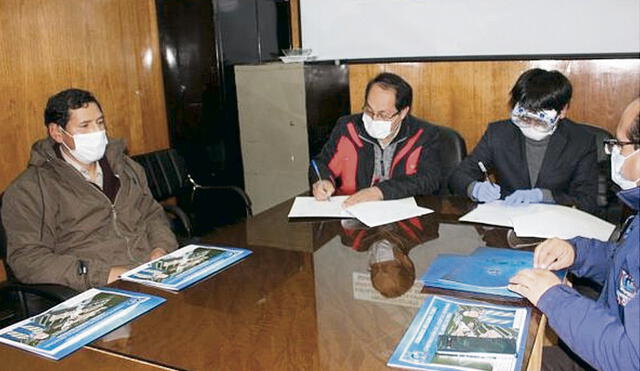 Buscado. Chen Junkun firmando contrato en Puno. Foto: difusión