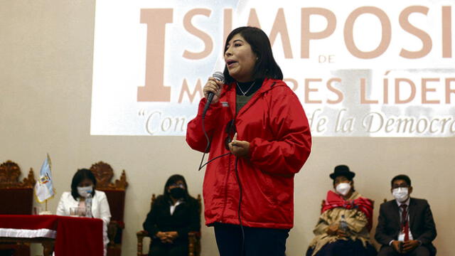 Betssy Chávez. Ministra de Trabajo Puno en evento por la mujer.