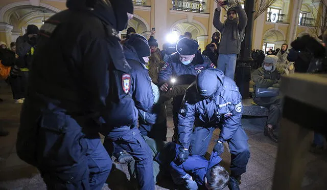 La policía detiene a los manifestantes durante una protesta contra la invasión rusa de Ucrania en el centro de San Petersburgo, Rusia. Foto: AFP