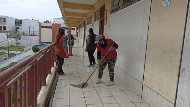 En esta jornada de limpieza también participaron algunos alumnos de nivel secundario del colegio Independencia Americana. Foto: URPI/Wilder Pari