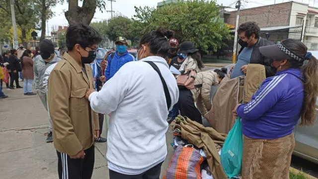 Padres de familia aprovecharon para comprar uniformes escolares. Foto: URPI/Wilder Pari