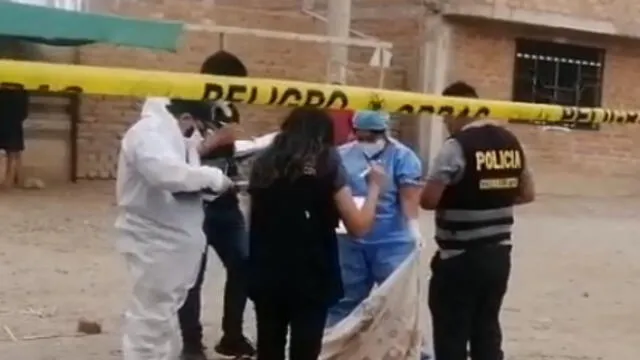 Agentes de la Sección de Homicidios de Trujillo llegaron para inspeccionar la zona. Foto: captura video Sol Tv