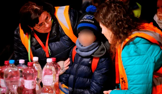 La Policía declaró que el niño “se ganó el corazón de todos con su sonrisa, su valentía y su determinación, un trabajo digno de un verdadero héroe”. Foto: Polícia Slovenskej republiky / Facebook