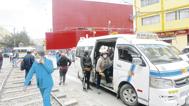 Rechazo. Transportistas no aceptan rebajar costo de pasaje. Foto: Juan Carlos Cisneros/La República