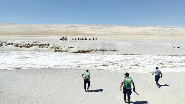 De alto riesgo. A diario decenas de personas tratan de cruzar la frontera con Chile en busca de trabajo.