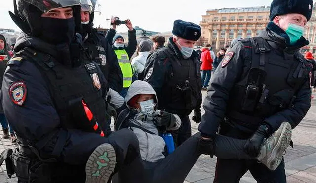 Los que se manifiestan o instan a manifestarse contra la presencia militar rusa en Ucrania también se exponen a multas. Foto: TASS
