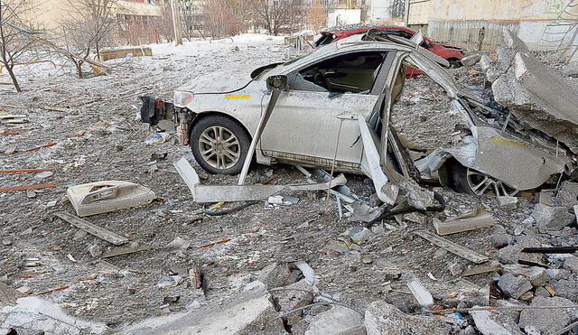 Bombardeo. Las víctimas yacen en el suelo después de un ataque del ejército ruso en la ciudad ucraniana de Kharkiv. Foto: AFP