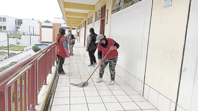 Padres limpiaron colegio. Foto: URPI/Wilder Pari