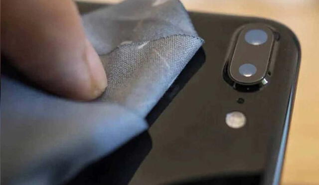 Un paño de microfibra es la opción más recomendable para limpiar la cámara de tu smartphone. Foto: Cienradios