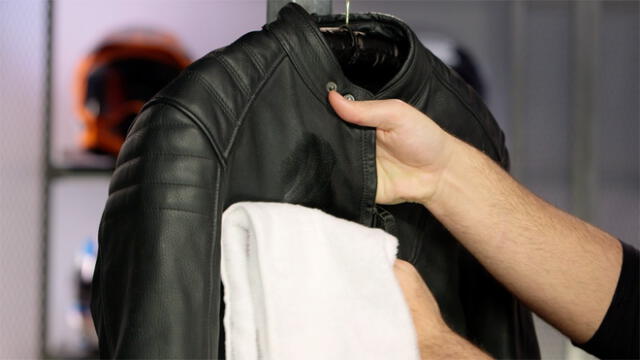 Pasar un paño remojado en agua caliente y amoniaco ayudará a quitar los malos olores de las casacas. Foto: lavatodo